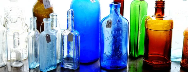 Bottiglie Vetro Colorato Scaffali Con Luce Brillante Decorazioni — Foto Stock