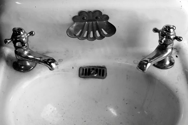 Παλιομοδίτικη Αντίκα Vintage Νεροχύτη Μπάνιο Και Βρύσες Για Ζεστό Και — Φωτογραφία Αρχείου