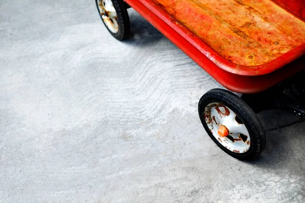 Roter Wagen Auf Gehweg Für Kinder Und Jugendliche Zum Spielen — Stockfoto