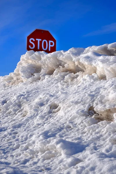 Červený Stopka Stopka Pohřben Hlubokém Sněhu Drift Zimě — Stock fotografie