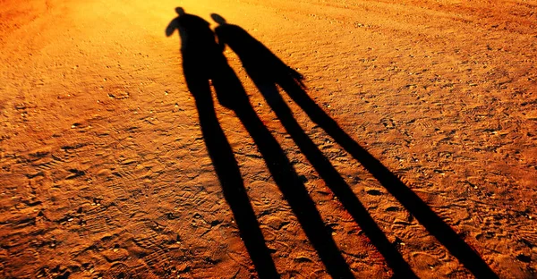 Largas Sombras Dos Personas Cogidas Mano Caminando Juntas Por Camino — Foto de Stock