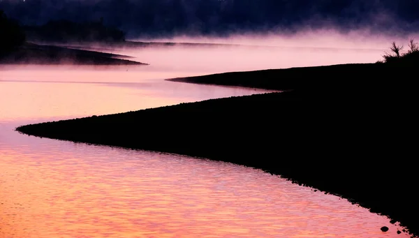 湖面上雾蒙蒙的早晨 水汽从阳光中升起 — 图库照片