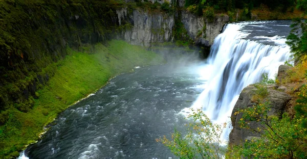 Mesa Falls Vattenfall Idaho Ravin Ravin Vatten Vildmark Frodiga Gröna — Stockfoto