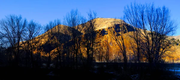 Kışın Sonlarında Altın Dağın Manzarası Sonbaharın Sonlarında Nehir Suyuna Yansıyor — Stok fotoğraf