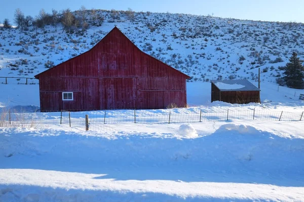 Rotes Stallgebäude Auf Bauernhof Winterschnee — Stockfoto