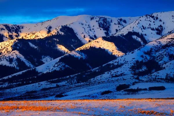 Soluppgång Eller Solnedgång Solljus Vintern Snötäckta Berg — Stockfoto