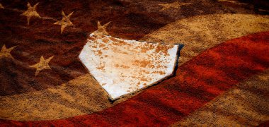 Beyzbol kale levhası kahverengi toprakla kaplı. Amerikan sporları için geçmiş zaman bayrağı.