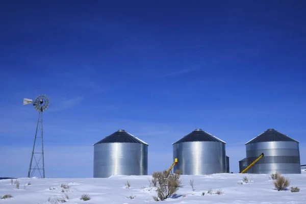 Molino Viento Silos Grano Acero Invierno Nieve Con Cielo Azul — Foto de Stock