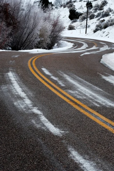 Wintery Road Yellow Lines Covered Snow Traveling Dangerous Driving — Stock Photo, Image