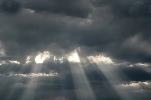 Sonnenuntergang Gewitterwolken Mit Sonnenstrahlen Die Hoffnung Und Glauben Symbolisieren — Stockfoto