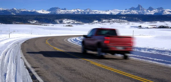 Veículo Carro Caminhão Dirigindo Estrada Inverno Vire Inverno Tempo Com — Fotografia de Stock