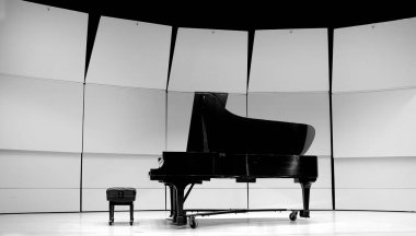 Performans müziği müzikali için siyah beyaz piyano ve konser sahnesi.