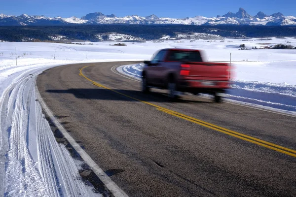 Veículo Carro Caminhão Dirigindo Estrada Inverno Vire Inverno Tempo Com — Fotografia de Stock