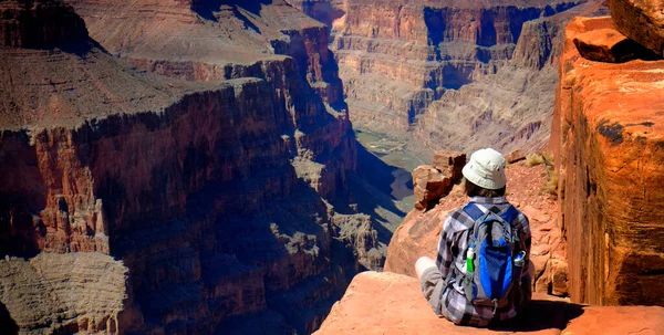 Persone Bordo Nord Del Grand Canyon Guardando Fuori — Foto Stock