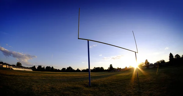 Fútbol Porteros Gol Postes Montantes Atardecer Con Cielo Del Sol — Foto de Stock