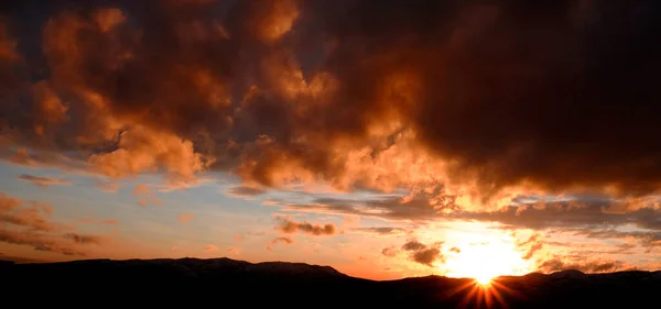 Ηλιοβασίλεμα Στον Ορίζοντα Βουνά Σύννεφα Ηλιακός Αστέρας Αστέρι Λαμπερό Φωτεινό — Φωτογραφία Αρχείου