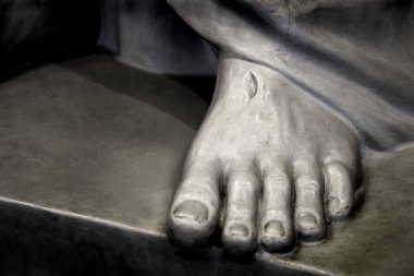 İsa 'nın ayaklarının heykeli. Çarmıha gerilmenin sebep olduğu tırnak izleri var.