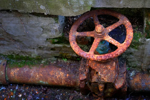 Oude Verroeste Gebroken Ijzeren Waterleiding Met Klep Draaien Wiel Roest — Stockfoto