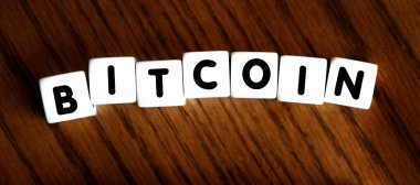 Harflerle yazılan Bitcoin serveti dijital zenginlik ve yatırımları temsil eden zarları engelliyor