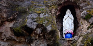 Din duası ve meditasyon için Bakire Meryem Anıtı