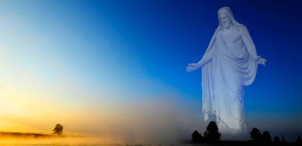 Reggeli Napkelte Fák Folyó Alatt Kék Izzó Köd Jézussal Mint — Stock Fotó