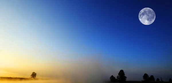 Утренний Рассвет Деревьями Рекой Голубым Небом Пылающим Туманом Полной Луной — стоковое фото