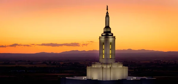 Pocatello Idaho Lds摩门教后期圣殿堂 日落时有灯光天使莫罗尼 — 图库照片