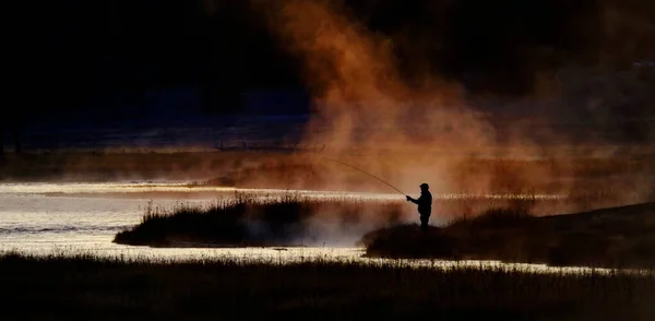 Mann Beim Fliegenfischen Fluss Dampf Steigt Aus Dem Wasser — Stockfoto
