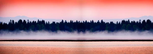 Amanecer Atardecer Lago Con Niebla Saliendo Del Agua Pinos Montañas — Foto de Stock