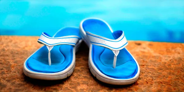 Par Sandaler Flip Flops Bredvid Tydlig Pool Med Blått Vatten — Stockfoto