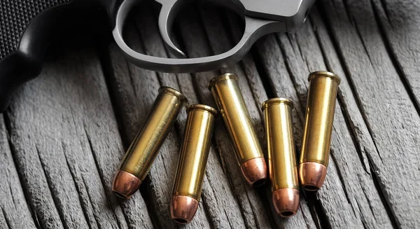 Пистолетный Цилиндр Заряженных Патронов Револьверов — стоковое фото