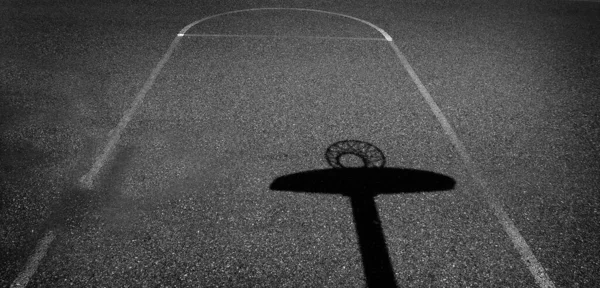 Städtischer Basketballplatz Mit Schatten Auf Asphalt Für Sportwettkämpfe — Stockfoto