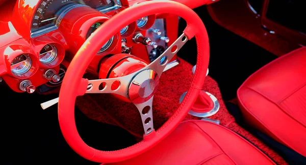 スポーティなレザー インテリアとスポーツカーをビンテージ赤いスポーツカーの詳細 — ストック写真