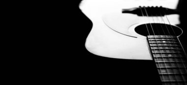 Gitar tellerinin yakın plan detayı müzik enstrumanı çalmak için siyah zemin tıngırdatmak için