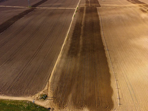 Plöjad Åkermark Med Vattenspridare Som Sprutar Bevattning För Odling — Stockfoto