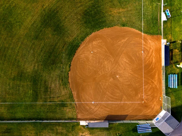 屋外の都市野球場の上を飛行するドローンからの空中ビューダイヤモンドボールパーク — ストック写真