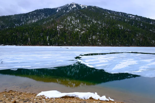 Frozen Mountain Lake Pond Reflection Mountain Forest Crack Ice Spring — Stock Photo, Image
