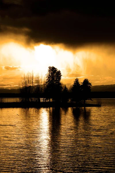 Coucher Soleil Nuages Orageux Sur Lac Avec Des Pins Reflet — Photo