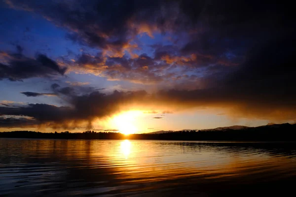 Sonnenuntergang Und Gewitterwolken Über Dem See Mit Pinienbäumen Reflexion Der — Stockfoto