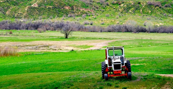 Starý Traktor Pro Práci Zemědělských Polích Zelená Kopci Horami — Stock fotografie