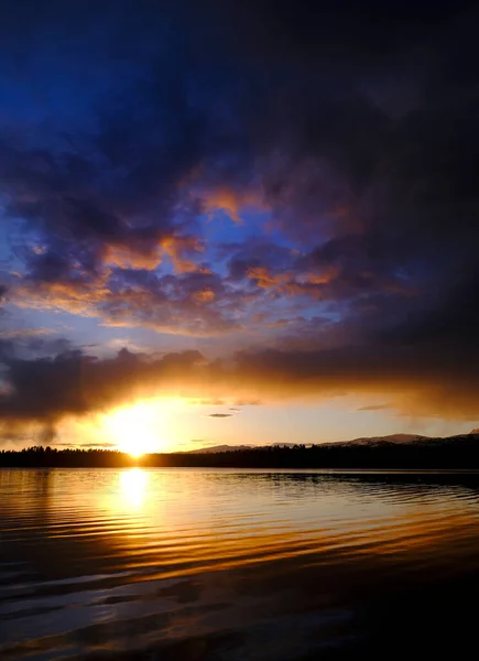 Sonnenuntergang Und Gewitterwolken Über Dem See Mit Pinienbäumen Reflexion Der — Stockfoto