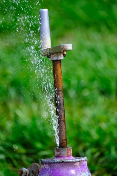 Sprinklerrör Med Läckande Ventil Och Vattenläckage Och Sprutning Från Läckage — Stockfoto