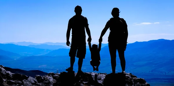 Famille Avec Tout Petit Sur Silhouette Sommet Montagne Tenant Main — Photo