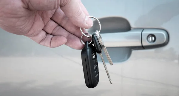 Hand Holding Car Keys Front Grey Car Door — Stock Photo, Image