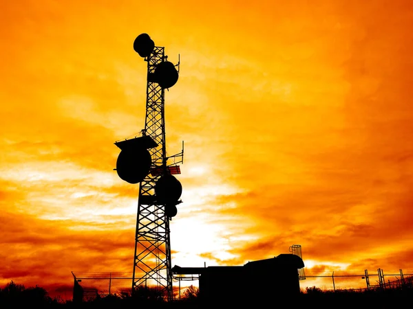 Torres Radiocomunicación Para Difusión Televisión Por Internet Comunicaciones Amanecer Atardecer —  Fotos de Stock