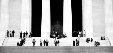 Washington DC 'deki Lincoln Anıtı' nda insanlar büyük köşe yazıları mimarisini dolduruyor.
