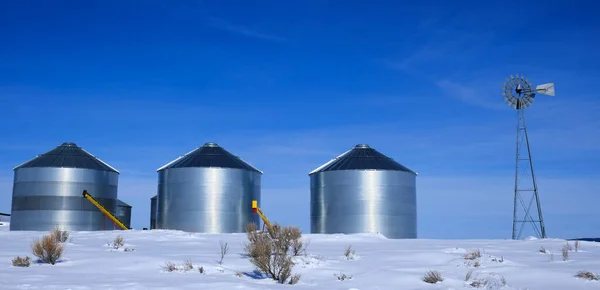 Windmühle Und Stahlkornsilos Winterlichen Schnee Mit Blauem Himmel Auf Landwirtschaftlichem — Stockfoto