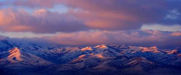 雪の山の日の出または日没の日光ピンクの光の朝または夕方 — ストック写真