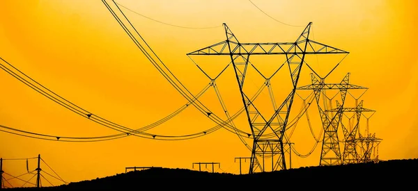 Líneas Eléctricas Que Transportan Electricidad Través Torres Gente Primera Hora —  Fotos de Stock