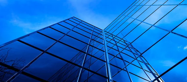 Bedrijfsgebouw Met Spiegelende Ramen Hoogbouw Financieel Met Lucht Wolken — Stockfoto